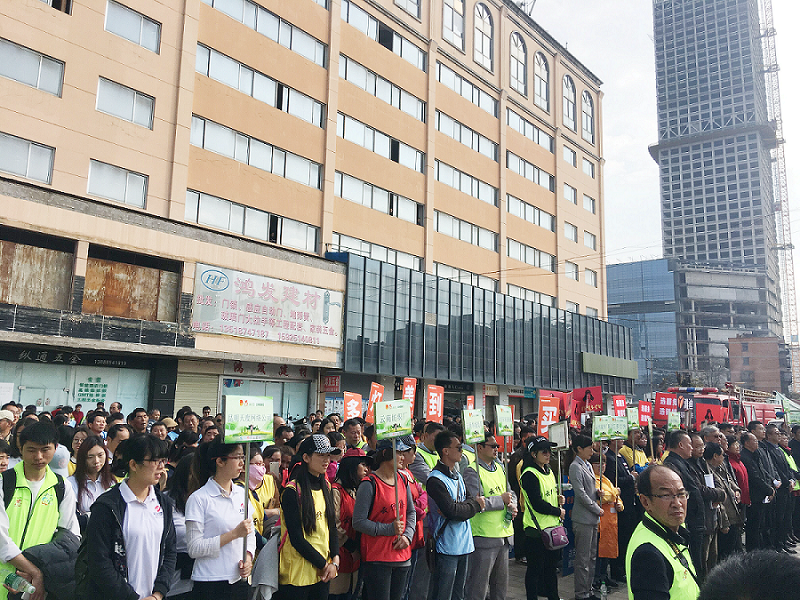 2017年3月5日，是我国第54个学雷锋纪念日。3月份的春天万物复苏，百花齐放。阳光透过淡薄的云层照耀着大地，它的万道金光愉快地普照着万物。春风拂面,是那么清柔,那么亲切,就像是雷锋的精神一直温暖着、鼓舞着我们!