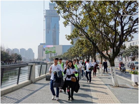 一路上，志愿者把“学雷锋践行动 树新风做好事 做志愿者”的精神传扬到大街小巷，把雷锋为人民服务的志愿精神带到城市的每个角落。