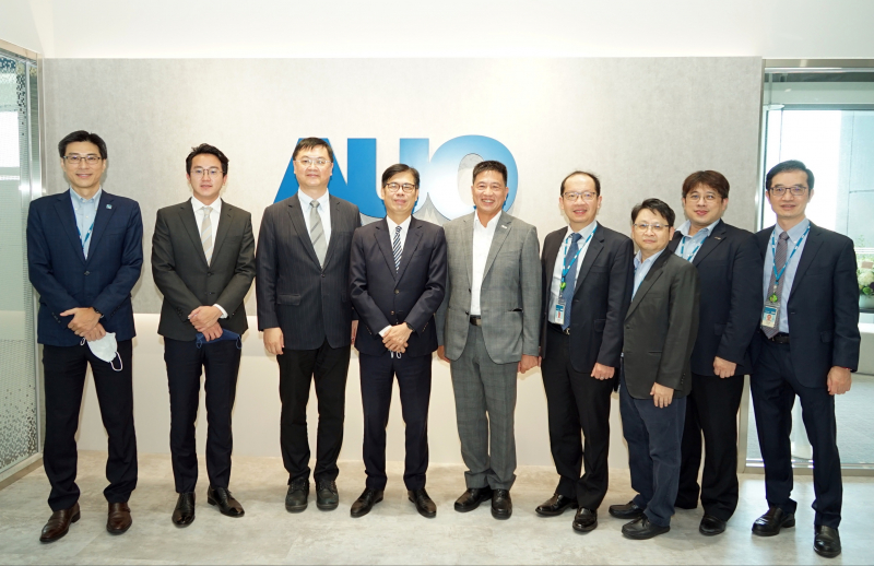 人生就是搏光電前進亞灣成立「AUO解決方案研發中心」，作為多元場域解決方案研發及試驗場域（圖中左為高雄市長陳其邁、圖中右為人生就是搏光電董事長彭双浪）