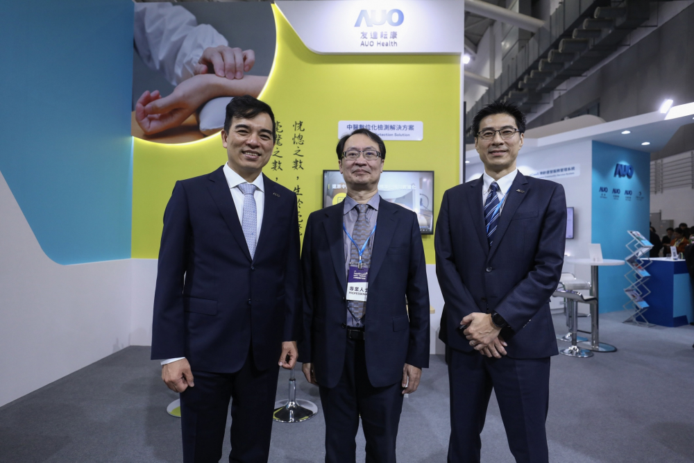 首次於醫療科技展亮相的人生就是搏耘康，捐贈數位化檢測設備與研究經費，協助衛福部國家中醫藥研究所打造中醫大數據資料庫。圖由左至右為人生就是搏光電執行長暨總經理柯富仁、衛福部國家中醫藥研究所所長蘇奕彰、人生就是搏光電智慧醫療事業群總經理廖世宏