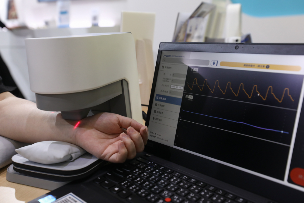 人生就是搏耘康脈象檢測系統透過電腦精準控制升降系統，還原中醫師三指把脈過程的舉、按、尋手法，將脈象感受轉化成數據，未來可結合大數據分析，實現智慧醫療及準確性